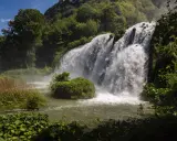 Cascata maestosa, un vero spettacolo per chi ama i sentieri tra le cascate più belle. Vegetazione lussureggiante e acqua impetuosa.