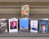 Libri in mostra, tra cui "La vita sempre" e "La ragazzina", candidati ai premi letterari più importanti.