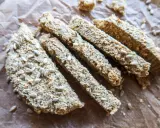 Glutenfria brödpinnar med solrosfrön, perfekta att baka själv.