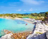 Piękna plaża z turkusową wodą i leżakami. Idealne miejsce, by sprawdzić, gdzie najcieplej we wrześniu.