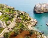 Un tour Puglia 3 giorni tra trulli, ulivi e il mare cristallino di Polignano a Mare.