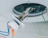 Résistance d'un chauffe-eau entartrée, montrant l'accumulation de calcaire due à un manque de détartrage ballon eau chaude.