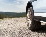 Opona wielosezonowa na szutrowej drodze, sprawdzamy, ile wytrzymują opony wielosezonowe w trudnych warunkach.