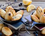 Délicieux biscuits madeleine au thermomix, parsemés de myrtilles et de lavande.