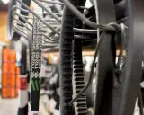 Paski klinowe i zębate, kluczowe dla amortyzacji części AC, wiszą na wieszaku w sklepie motoryzacyjnym.