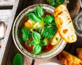 Herzhaftes Minestrone Rezept mit frischem Gemüse, Kräutern und knusprigem Brot.