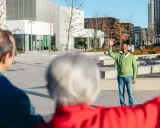 Trzech seniorów wita się na placu. To inspiracja, jak założyć klub seniora i budować społeczność.