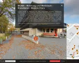 Jesienne liście na chodniku przed osiedlem WuWA we Wrocławiu. W tle budynek i drzewa. Mapa pokazuje rozmieszczenie budynków.