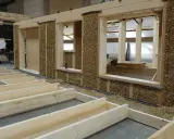 Holzkonstruktion mit Strohballenwänden im Bau. Die natürlichen holz eigenschaften machen es zu einem idealen Baustoff für nachhaltige Häuser.