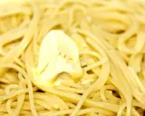 Un piatto di spaghetti in bianco, con una generosa porzione di burro che si scioglie. Semplice e delizioso.