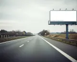 Pusta przestrzeń na billboardzie przy autostradzie zaprasza do kreatywności. Co to jest billboard? To miejsce na Twoją reklamę!