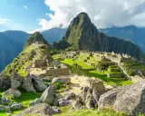 Machu Picchu, jedna z największych atrakcji Ameryki Południowej, wznosi się na tle gór.