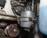Detailaufnahme eines Kraftstofffilters, der Teil des Kraftstoffpumpensystems eines Autos ist.