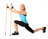 Kobieta w stroju sportowym demonstruje ćwiczenie z kijkami do nordic walking, pokazując, jak ustawić kijki do nordic walking.