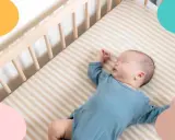 Un bebé de 1 mes duerme plácidamente en su cuna. Descubre cómo dormir a un bebé de 1 mes con estos consejos.
