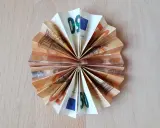 Gefaltetes Geld, wie ein Fächer, mit 50-Euro-Scheinen. Ein schlauer Fuchs spart sein Geld.