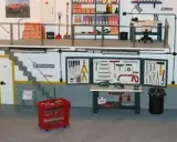 Un taller listo para organizar. Herramientas, estanterías y un coche en miniatura.