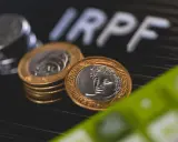 Monedas y calculadora, sugiriendo la tributación de un plan de pensiones.