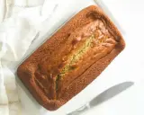 Un délicieux gâteau banane moelleux, tout juste sorti du four, prêt à être dégusté. Sa croûte dorée promet une texture parfaite.