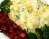 En tallrik med isterband, potatisgratäng och broccoli. Perfekt för ett gott isterband recept.