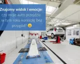 Warsztat samochodowy z podniesionym autem na podnośniku. Zastanawiasz się, ile kosztuje diagnostyka auta, by uniknąć przygód?