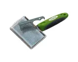 Bürste mit grünem Griff für die Fellpflege. Ideal, um das Lammfell zu pflegen und Verfilzungen zu lösen.