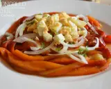 Zorongollo extremeño: pimientos asados, cebolla, huevo duro y perejil, un plato tradicional para disfrutar.