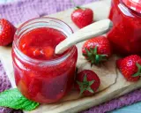 Frische Erdbeeren und selbstgemachte Marmelade in einem Glas. Perfekt zum Marmelade einfrieren für den Winter.