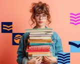 Dziewczyna z okularami trzyma stos książek, zastanawiając się, ile trwają studia magisterskie.
