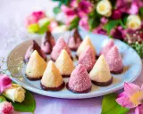 Konformade kokosbollar, några doppade i choklad, andra i rosa strössel. Perfekt för att baka utan ugn en solig dag.