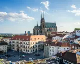 Widok na katedrę św. Piotra i Pawła oraz plac w Brnie, największym mieście Moraw.