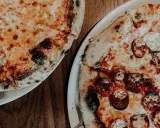 Jak odgrzać pizzę w mikrofali, by była chrupiąca? Sprawdź!