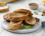 Torrijas al horno doradas y crujientes, espolvoreadas con canela, listas para disfrutar.