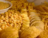 Varietà di pasta fresca, tra cui tortellini, ravioli e tagliatelle, che rappresentano i piatti tipici dell'Emilia Romagna.