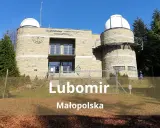 Obserwatorium astronomiczne na szczycie Lubomir w Beskidzie Makowskim, Małopolska. Kamienna budowla z kopułami i zegarem słonecznym.