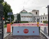 Brama wjazdowa do Sejmu, symbolizująca immunitet poselski, z barierą i znakiem STOP.