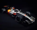 Ein silberner und oranger Audi F1 Auto mit dem Audi-Logo auf dem Heckflügel.