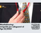 Un uomo in giacca e cravatta tiene un fischietto, simbolo di whistleblowing. La guida illustra l'adeguamento al Dlgs 24/2023.
