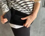 Donna indossa una cintura in gravidanza per alleviare il mal di schiena.