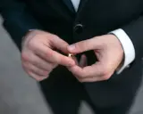 Na jakiej ręce nosi się obrączkę? Tradycje i znaczenie w Polsce