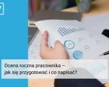 Ręce trzymają dokument z wykresem i wykresami kołowymi. Tekst: "Ocena roczna pracownika – jak się przygotować i co napisać?".