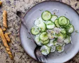 Salade de concombre crémeuse, parfaite pour une recette légère. Des rondelles fines de concombre, oignon rouge, aneth frais et une sauce onctueuse.