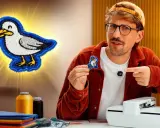 Mann zeigt auf ein aufgebügeltes Möwen-Patch. Bügelkleber macht's möglich!