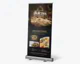 Projekt roll upu restauracji "Smaczna". Reklama promuje smaczne posiłki z lokalnych i ekologicznych produktów.