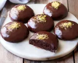 Dolci napoletani ricoperti di cioccolato fondente e granella di pistacchio, un vero piacere per il palato.