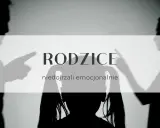 Cienie rodziców wskazują palcami na siebie, podczas gdy w centrum sylwetka dziecka. Tekst: "Rodzice niedojrzali emocjonalnie".
