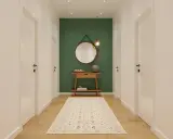 Un couloir moderne avec un mur vert, un miroir rond, une console en bois et un tapis. Une belle idée déco couloir moderne.