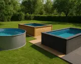 Tre ovan mark-pooler i en grönskande trädgård. En rund grå pool till vänster, en rektangulär i trä i mitten och en mörk rektangulär pool till höger. Perfekt för att isolera pool ovan mark.