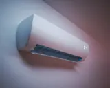 Aire acondicionado moderno en pared, mostrando su potencia nominal para un confort óptimo.