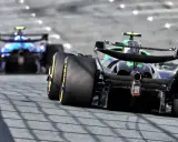Zwei Formel 1 Autos rasen über die Strecke. Man fragt sich, wie viel PS ein Formel 1 Auto hat, um solche Geschwindigkeiten zu erreichen.